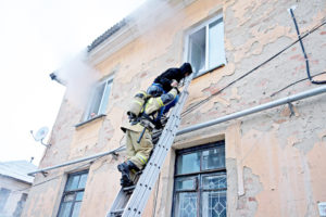 Read more about the article Специалисты МЧС России продемонстрировали основные правила спасения при пожаре в многоэтажке