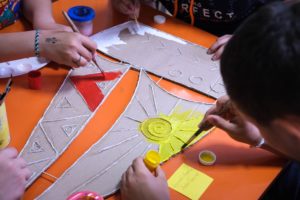 Read more about the article Воспитанники центра «Семья» освоили новую технику рукоделия