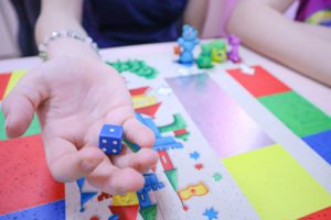 Read more about the article Иногда лучше играть, чем говорить или Зачем нужны настольные психологические игры?