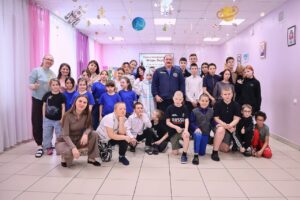 Read more about the article “Главное — не пройти мимо”: встреча с героем, который вдохновил ребят!