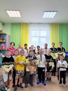 Read more about the article Посидеть за самоваром<br>Рады все наверняка.<br>Ярким солнечным пожаром<br>У него горят бока.<br>Самовар поет-гудит,<br>Только с виду он сердит.<br>К потолку пускает пар<br>Наш красавец самовар!