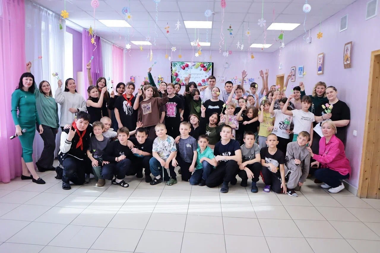Read more about the article Весна в «Семье»: мальчики поздравили девчонок с 8 марта!