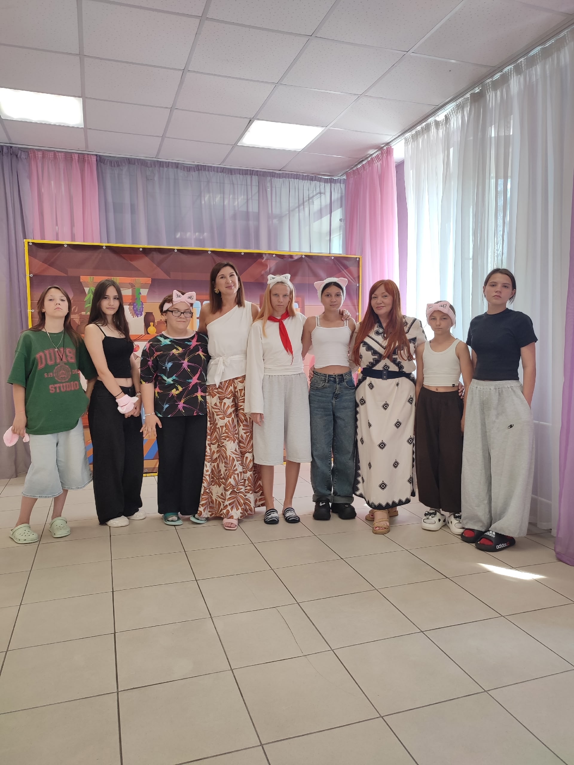 Read more about the article Красота по правилам науки. В Челябинском областном центре «Семья» прошла встреча девчонок с косметологами.&nbsp;
