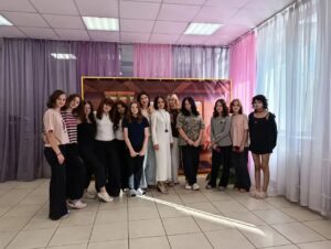 Read more about the article Локоны, лак и «о своём, о девичьем».&nbsp;