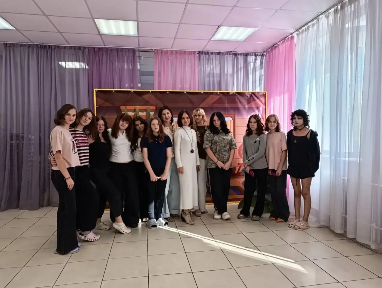 Read more about the article Локоны, лак и «о своём, о девичьем».&nbsp;